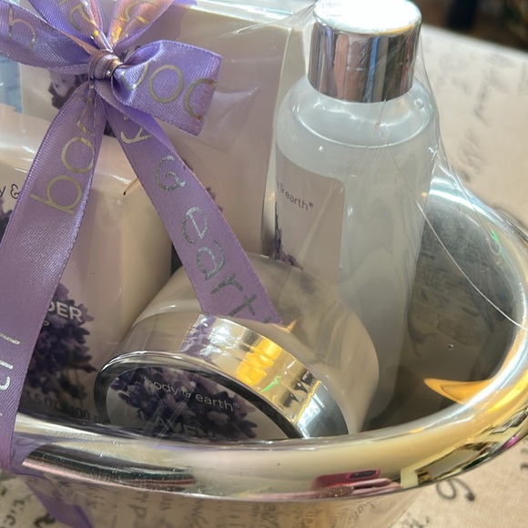 Body & Earth Lavender Bath Gift Set in a Cute Bathtub 🛀 NWT 🐰 Cruelty Free! - Picture 9 of 14